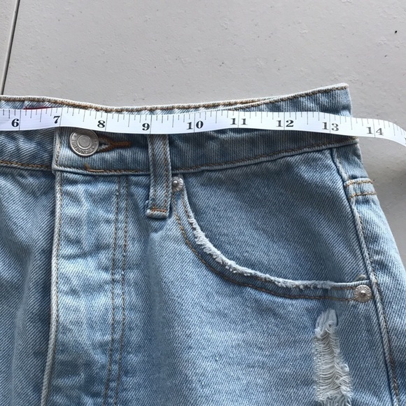Signature 8 FRAYED DENIM SHORTS frayed hem light wash Small - Picture 10 of 14